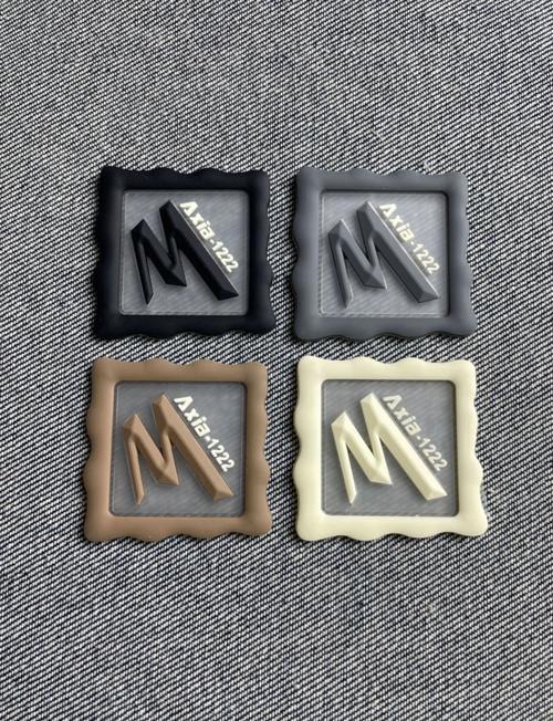 時(shí)尚服裝上的創(chuàng)意軟硅膠標(biāo)設(shè)計(jì)